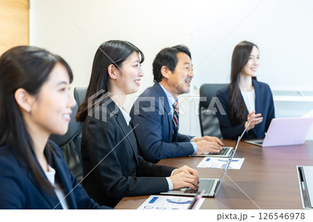 打ち合わせするビジネスパーソン 打ち合わせするビジネスパーソン 126546978