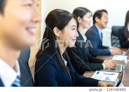 打ち合わせする若いビジネスパーソン 打ち合わせする若いビジネスパーソン 126546980