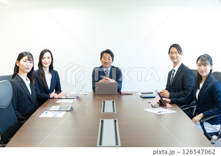 会議室で打ち合わせするビジネスパーソン 会議室で打ち合わせするビジネスパーソン 126547062