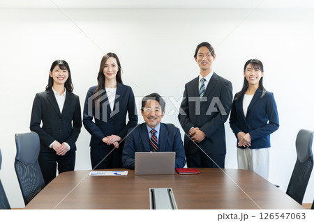 会議室で打ち合わせするビジネスパーソン 会議室で打ち合わせするビジネスパーソン 126547063