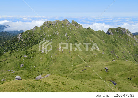 屋久島の宮之浦岳から望む永田岳とネマチ 126547383