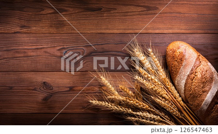 木目に映える小麦と焼きたてパンのコピースペース5 126547463