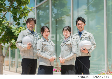 建設現場にいる作業着,作業服姿の建設業,建築業の男女スタッフ 126547545