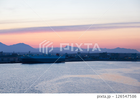 北海道、苫小牧港の夕景 126547586
