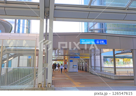東京都港区、ゆりかもめ汐留駅の風景 東京都港区、ゆりかもめ汐留駅の風景 126547615