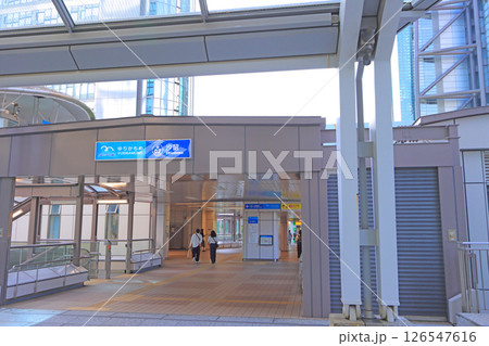 東京都港区、ゆりかもめ汐留駅の風景 126547616