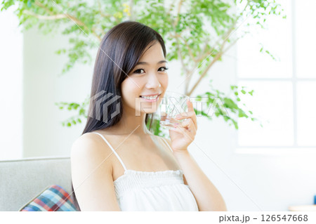 コップを持つ若い女性 コップを持つ若い女性 126547668