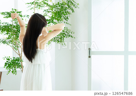 伸びをする若い女性 伸びをする若い女性 126547686