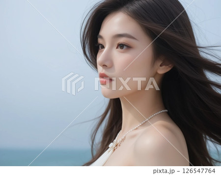 風になびく髪の女性の横顔ポートレート 126547764