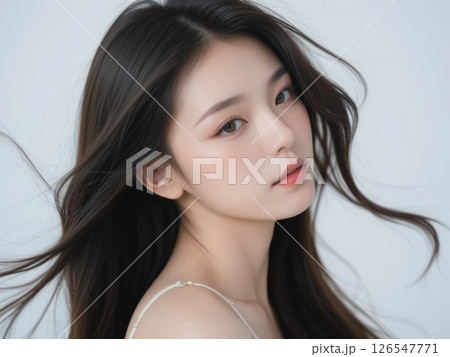 風になびく髪の女性の横顔ポートレート 風になびく髪の女性の横顔ポートレート 126547771