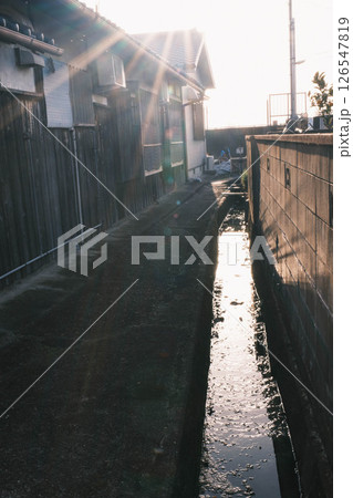 [阪南エリア]美しい夕日の光に照らされた港町 126547819