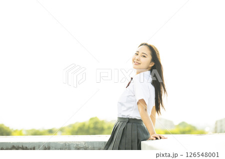 女子高生のポートレート　笑顔　カメラ目線 126548001