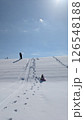 雪原でそり滑り 126548188