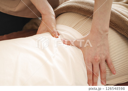 腰のマッサージをする女性 腰のマッサージをする女性 126548598