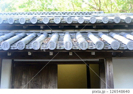 四国村江戸時代後期の丸亀藩斥候番所の丸紋瓦 126548640