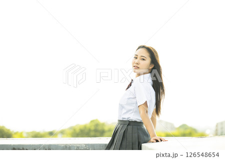女子高生のポートレート アンニュイ カメラ目線 女子高生のポートレート アンニュイ カメラ目線 126548654