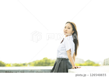 女子高生のポートレート　アンニュイ　カメラ目線 126548655