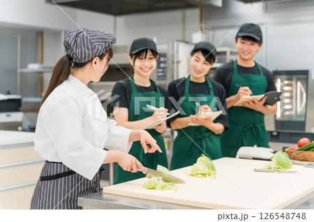 調理師のセミナー・勉強会で教える講師の女性（フードコーディネーター・管理栄養士） 126548748