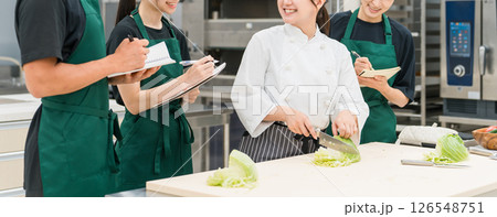 調理師のセミナー・勉強会で教える講師の女性（フードコーディネーター・管理栄養士） 126548751