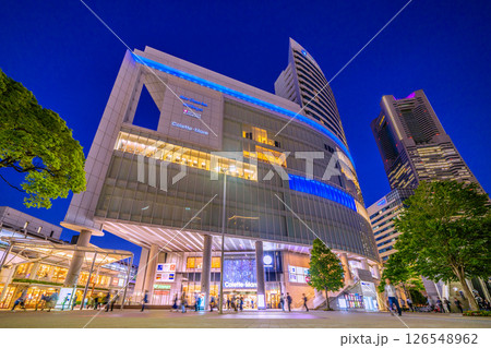 日本の東京都市景観 桜木町駅前の横浜ランドマークタワーやヒューリックみなとみらいなどを望む 126548962