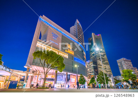 日本の東京都市景観 桜木町駅前の横浜ランドマークタワーやヒューリックみなとみらいなどを望む 126548963