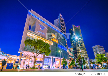 日本の東京都市景観 桜木町駅前の横浜ランドマークタワーやヒューリックみなとみらいなどを望む 日本の東京都市景観 桜木町駅前の横浜ランドマークタワーやヒューリックみなとみらいなどを望む 126548964
