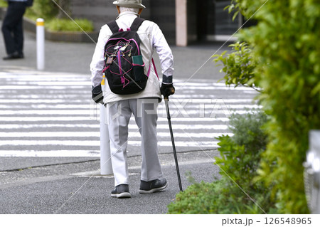 日本の横浜都市景観 高齢化社会…杖の高齢者＝23日、横浜市内 126548965