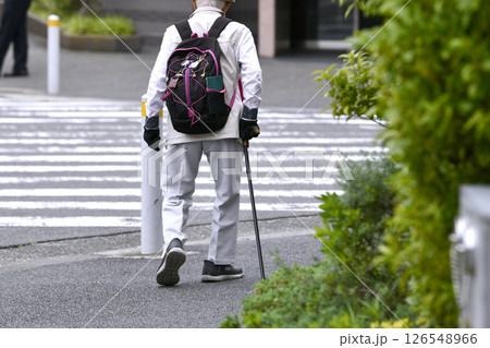 日本の横浜都市景観 高齢化社会…杖の高齢者＝23日、横浜市内 126548966