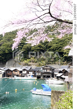 京都府 春の伊根町 舟屋の家屋 126549007