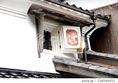 京都府伊根町の街並み 蔵窓の装飾 126549012