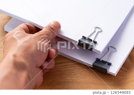 クリップで挟んだ資料 126549083
