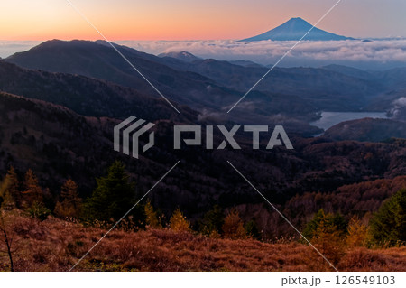 大菩薩嶺から見る未明の富士山と大菩薩湖 大菩薩嶺から見る未明の富士山と大菩薩湖 126549103