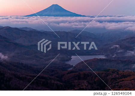 大菩薩嶺から見る未明の富士山と大菩薩湖 大菩薩嶺から見る未明の富士山と大菩薩湖 126549104