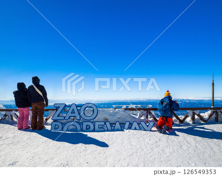 ロープウェイ山頂駅の展望台から樹氷原を眺める人々 (山形県、蔵王温泉スキー場、地蔵山頂) 126549353