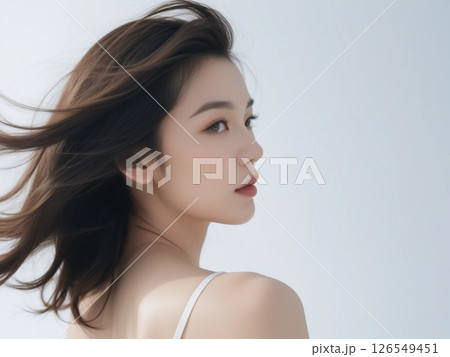 肩越しに振り向く日本人女性の美しいポートレート 126549451