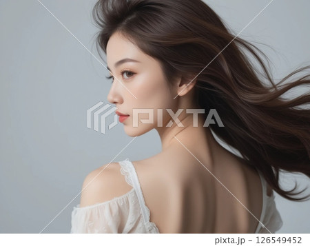 肩越しに振り向く日本人女性の美しいポートレート 126549452