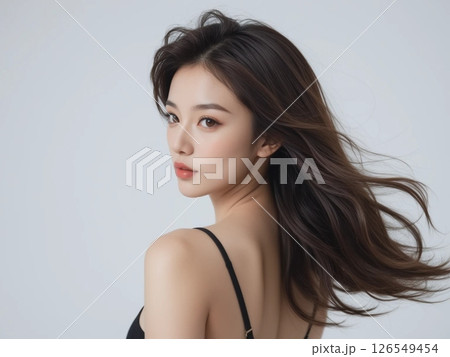 肩越しに振り向く日本人女性の美しいポートレート 126549454