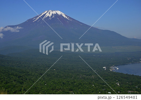 丹沢の鉄砲木ノ頭(明神山)山頂より望む初夏の頃の富士山と山中湖 丹沢の鉄砲木ノ頭(明神山)山頂より望む初夏の頃の富士山と山中湖 126549481