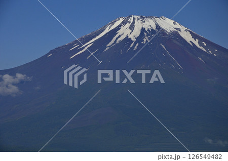 丹沢の鉄砲木ノ頭（明神山）山頂より望む残雪の富士山 126549482