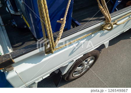 軽トラの荷物をロープで固定する 126549867