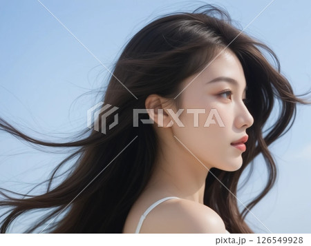 風に髪をなびかせる日本人女性の横顔美 126549928