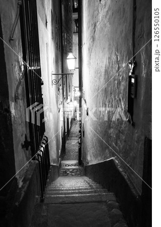 【スウェーデン】ストックホルム　ガムラスタン　世界一細い路地 126550105