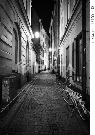 【スウェーデン】ストックホルム 夜のガムラスタン モノクロ 【スウェーデン】ストックホルム 夜のガムラスタン モノクロ 126550106