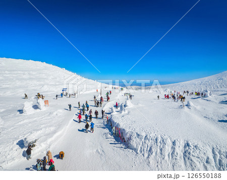 地蔵山頂、混在する樹氷写真を撮り歩く観光客と滑走へ向かうスキースノボ客 (山形県、蔵王温泉スキー場) 126550188