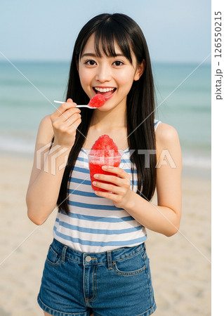 海辺でかき氷を食べる若い女性 126550215