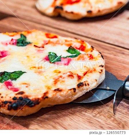 窯焼き の できたて アツアツ マルゲリータ ピザ 【 イタリアン Pizza の イメージ 】 窯焼き の できたて アツアツ マルゲリータ ピザ 【 イタリアン Pizza の イメージ 】 126550773