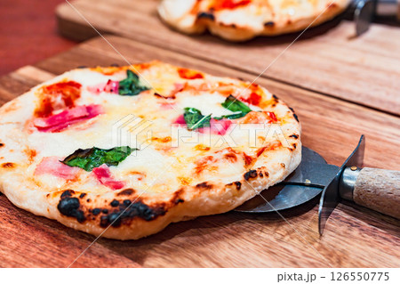 窯焼き の できたて アツアツ マルゲリータ ピザ 【 イタリアン Pizza の イメージ 】 126550775