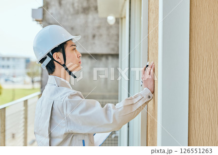 チェックをする建築業者の若い男性 チェックをする建築業者の若い男性 126551263