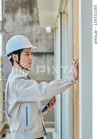 チェックをする建築業者の若い男性 126551265