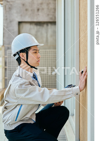 チェックをする建築業者の若い男性 チェックをする建築業者の若い男性 126551266